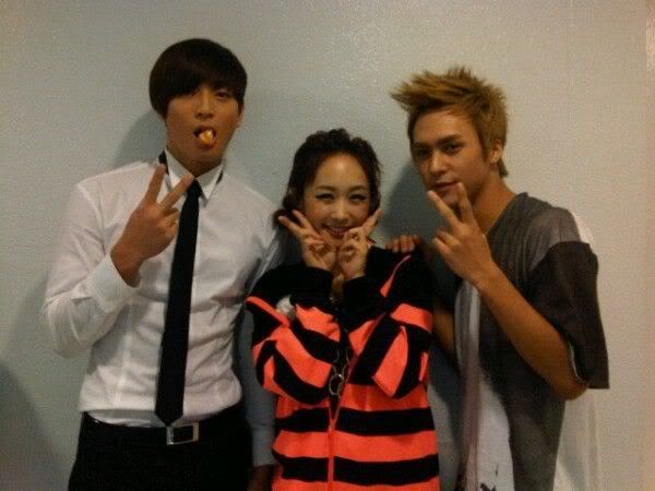 KARA_s_Nicole_backstage_with_2AM_s_Jinwoon_and_B2ST_s_Dongwoon_21112010010241.jpg
