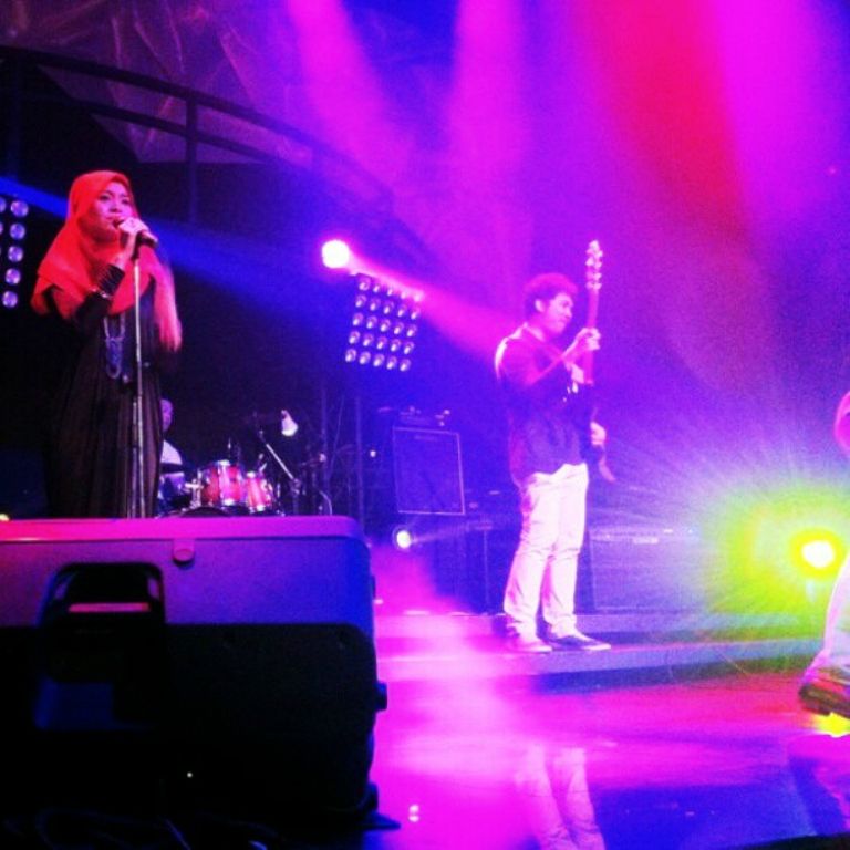  photo 0onstage.jpg