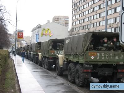 В Москву стягиваются внутренние войска и ОМОН